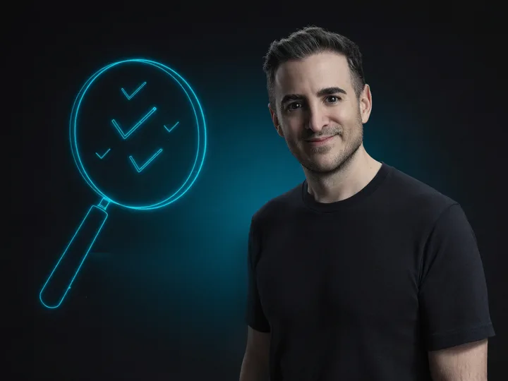 Javier Yranzo junto a una lupa holográfica con señales de chequeo y alerta
