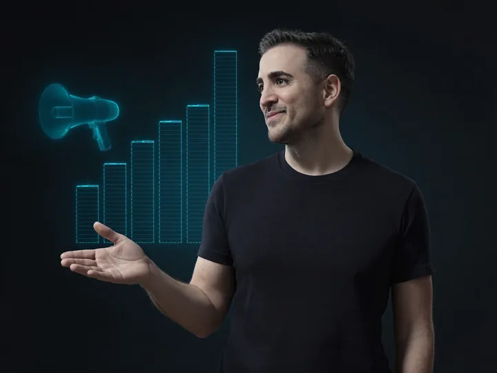 Javier Yranzo junto a un megáfono y barras de inversión
