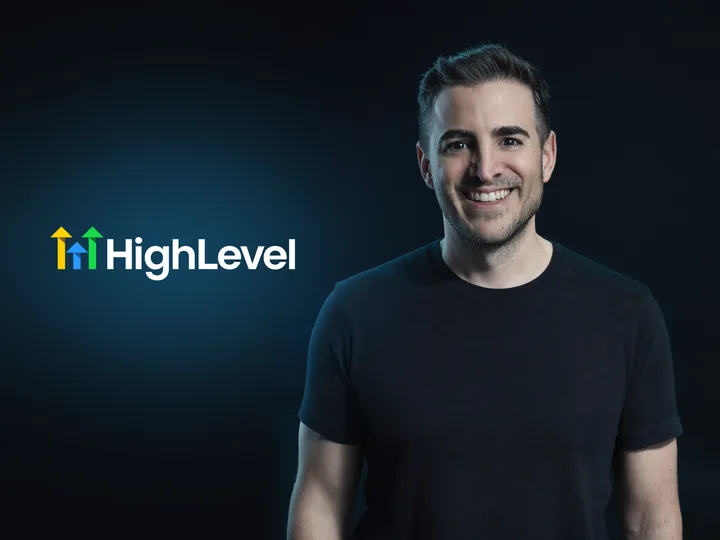 Javier Yranzo junto al logo de Go High Level