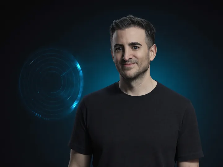 Javier Yranzo junto a un radar de demanda