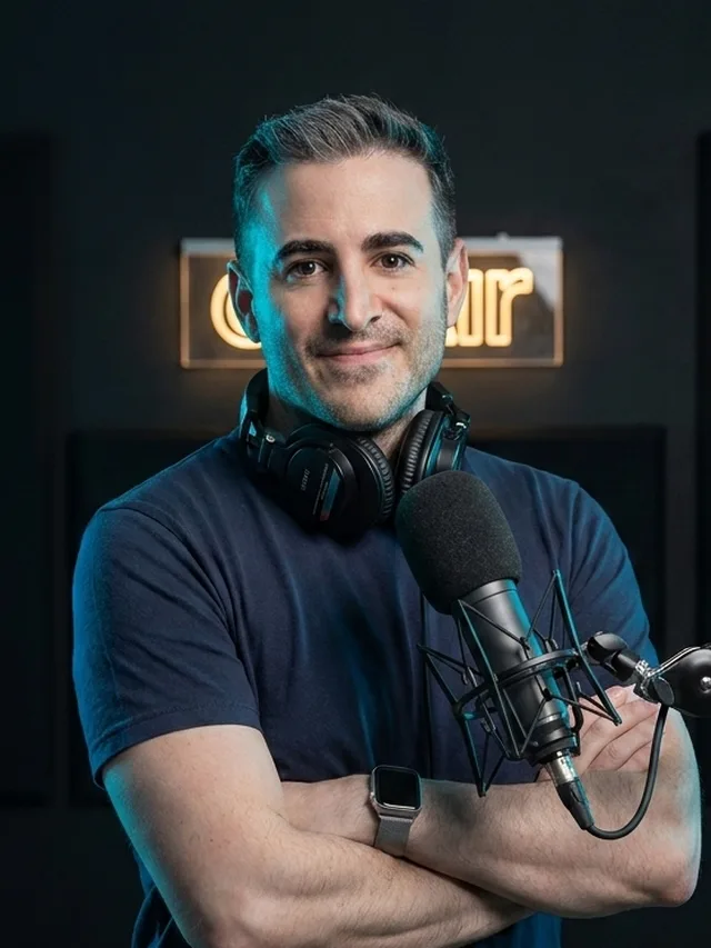 Javier Yranzo de brazos cruzados, seguro, en su estudio