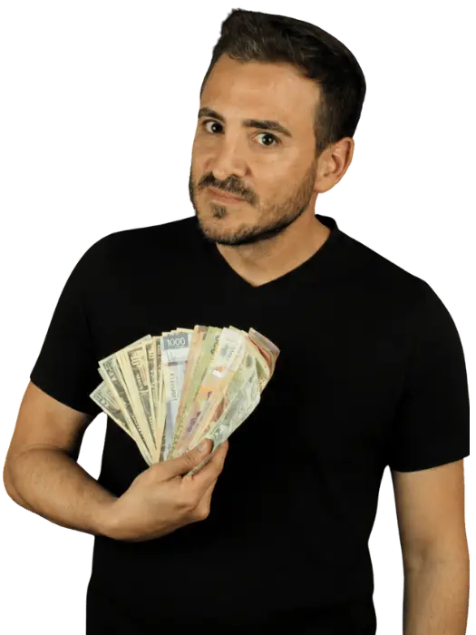 Javier Yranzo con un abanico de billetes en la mano, mirando con desconfianza